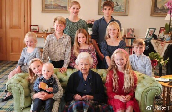 已故英女王97岁诞辰 温馨家庭合影公布