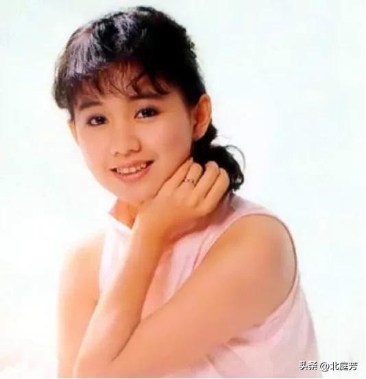 她是台湾最会唱歌的歌手之一却无天后之名，最是风情“中国娃娃”