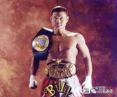 他是唯一的华人世界拳王，功夫不输李小龙，却演了30年配角